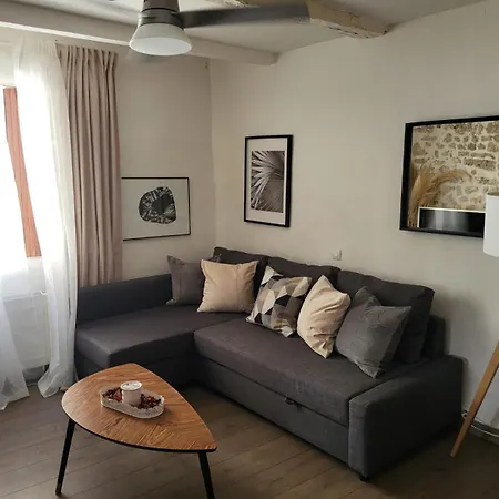 Spacious Town House With Balcony