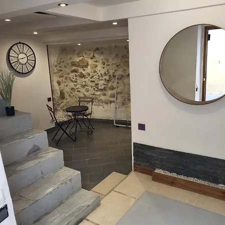 Spacious Town House With Balcony *