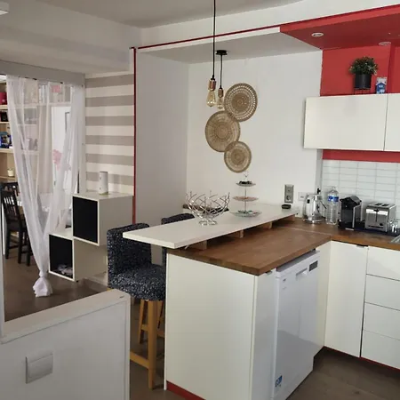 Spacious Town House With Balcony *